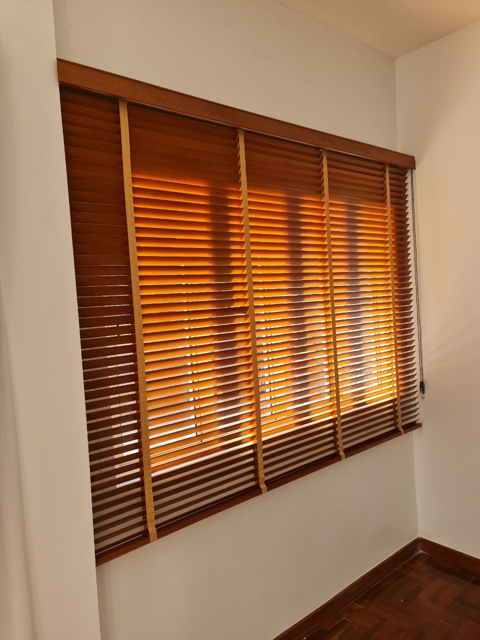 ม่านม้วนพิมพ์โลโก้สำหรับโชว์รูมรถยนต์ ภาพที่ 2