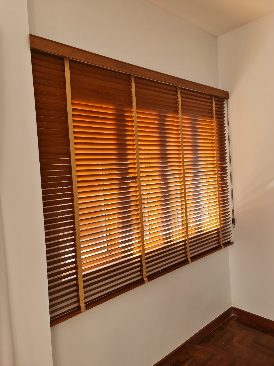 ม่านม้วนพิมพ์โลโก้สำหรับโชว์รูมรถยนต์