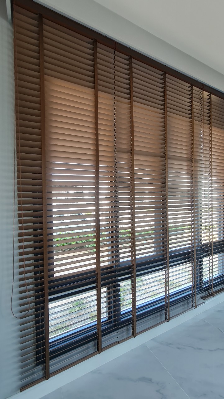 Atlanta Bright White & Igloo Faux Wood Blind thumb 3