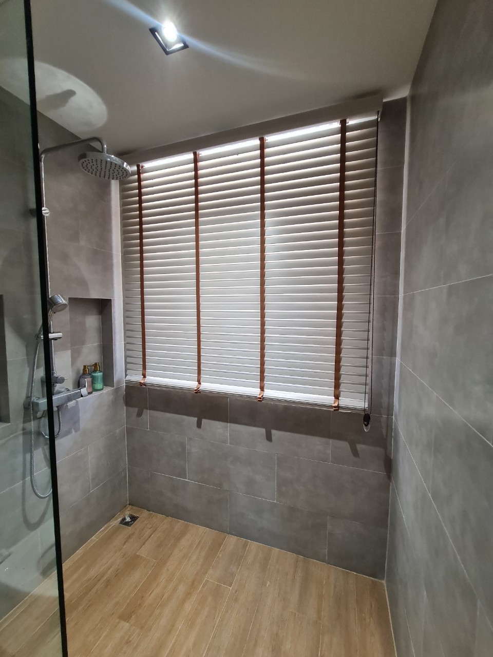 วอลเปเปอร์ลายไม้ ดีไซน์สามมิติ พื้นผิวลายเส้นหรู