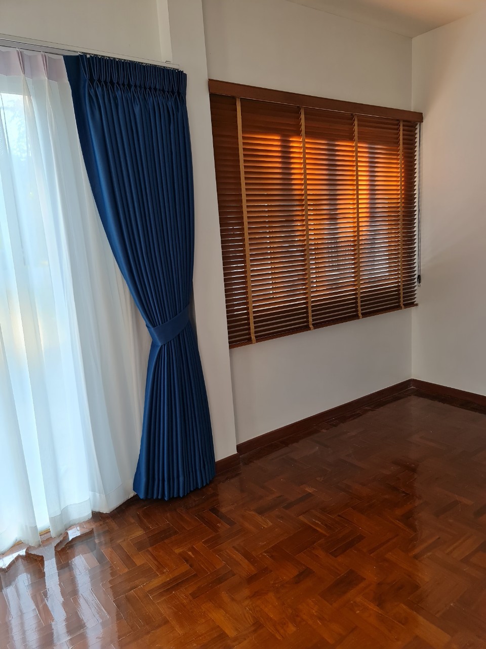 Atlanta Bright White & Igloo Faux Wood Blind