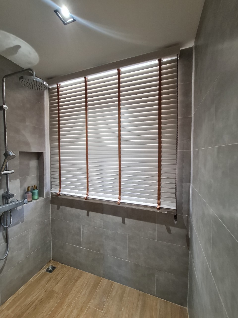 ม่านปรับแสงผ้าลินินโทนครีม สำหรับห้องทำงาน